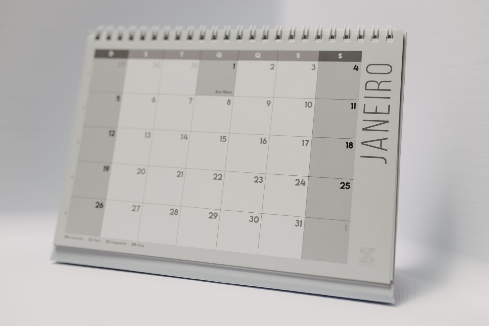 Desk calendar for tracking payment dates